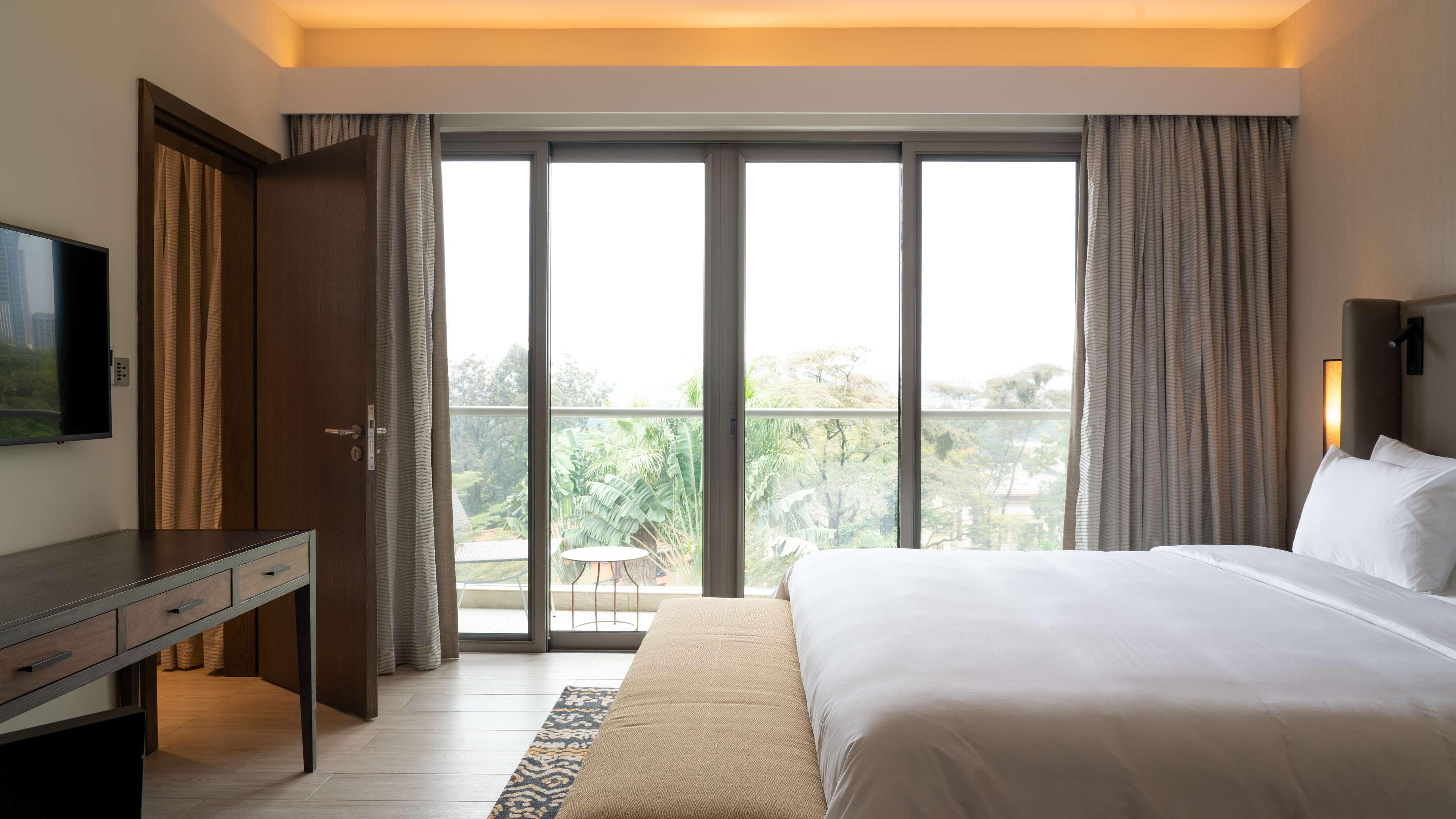 Radisson Blu Hotel & Residence Nairobi Arboretum Zewnętrze zdjęcie A bedroom at the hotel