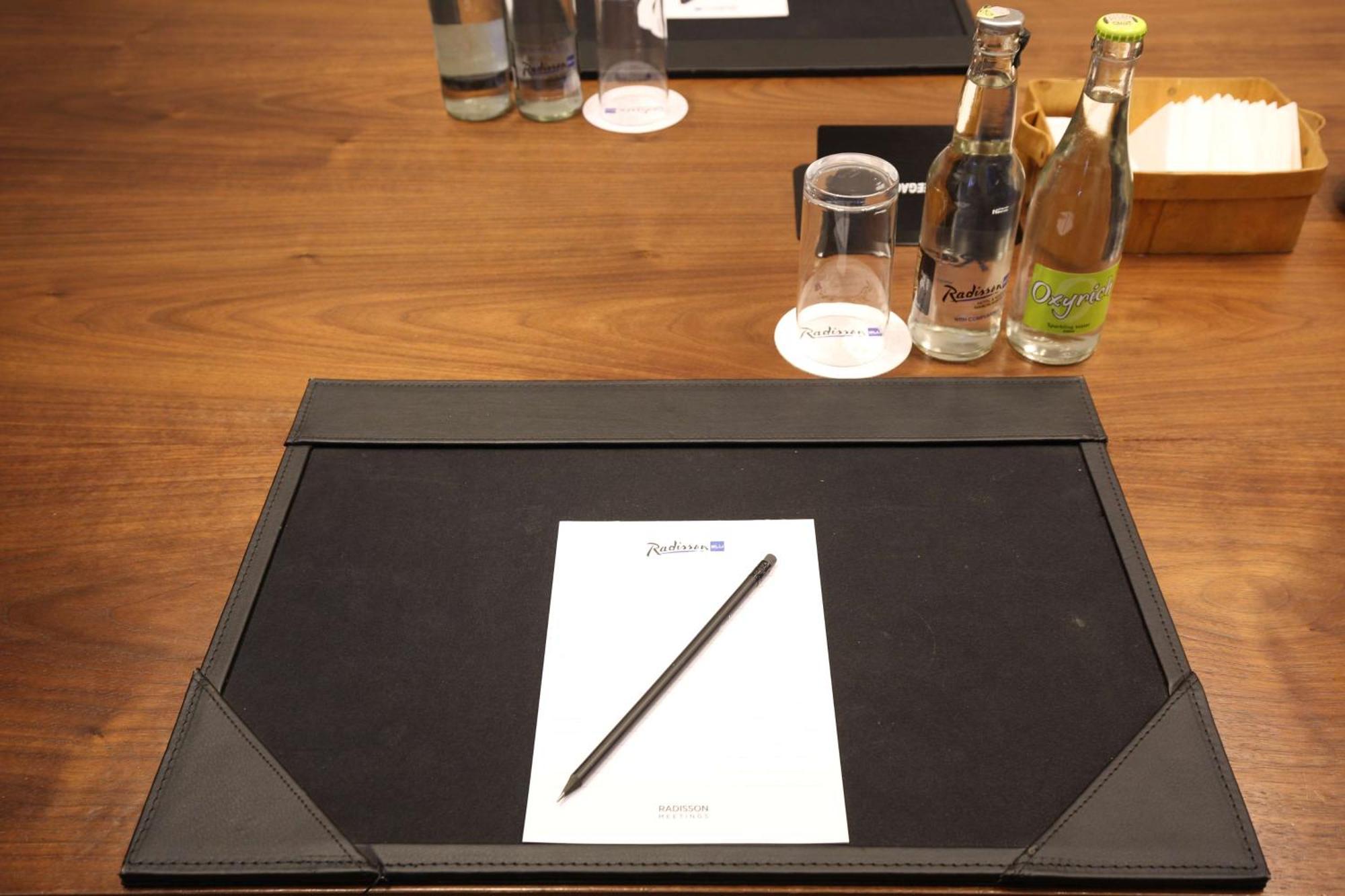 Radisson Blu Hotel & Residence Nairobi Arboretum Zewnętrze zdjęcie A leather desk pad