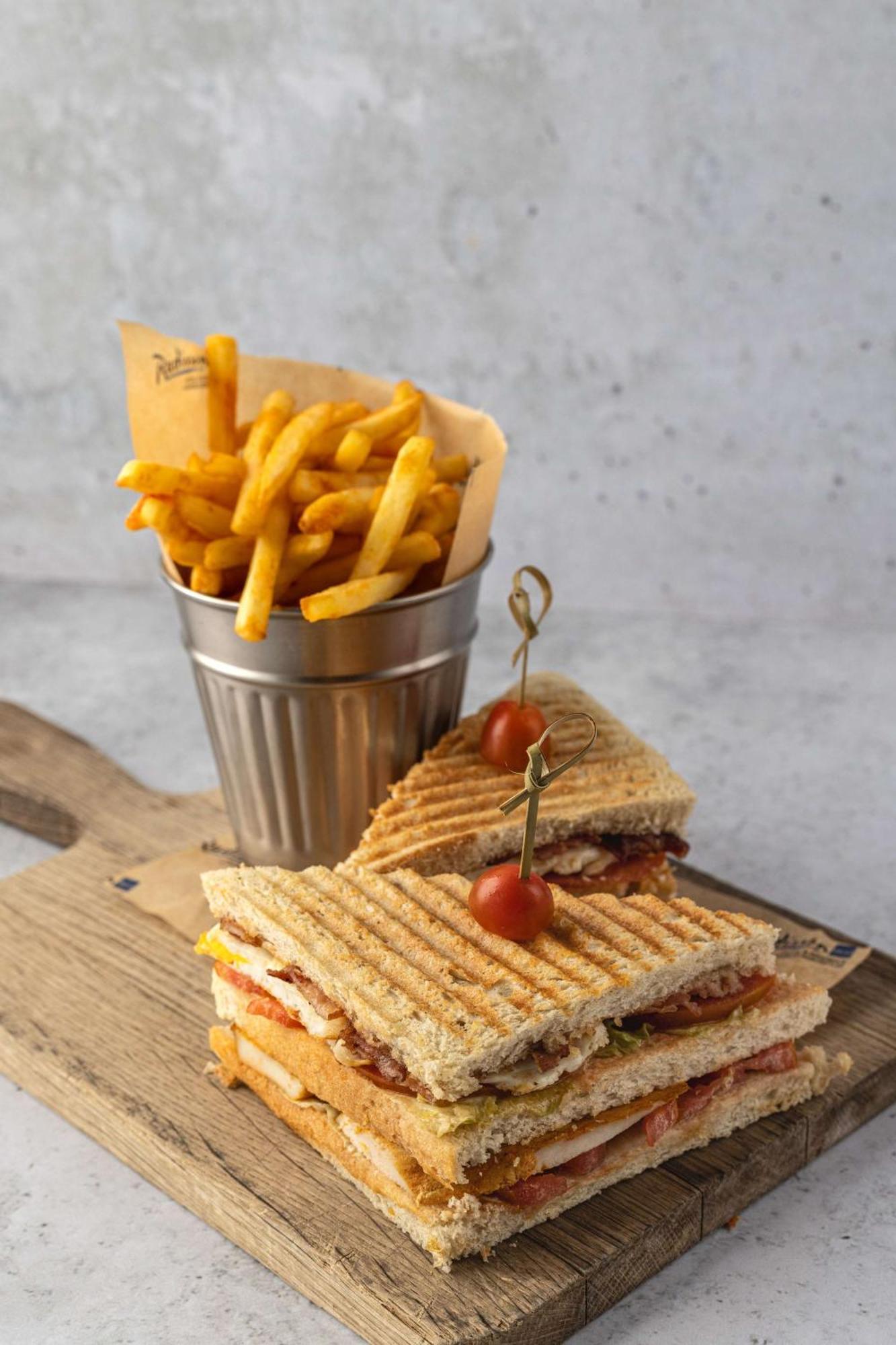 Radisson Blu Hotel & Residence Nairobi Arboretum Zewnętrze zdjęcie A club sandwich with chips