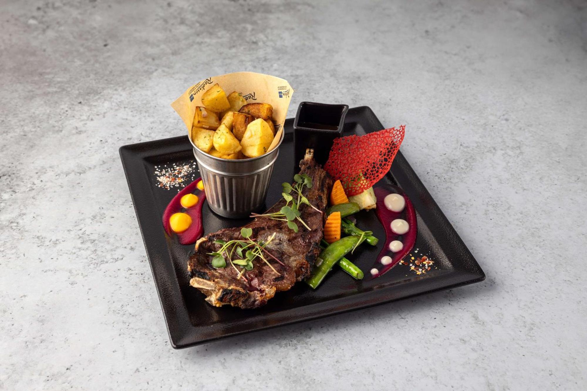 Radisson Blu Hotel & Residence Nairobi Arboretum Zewnętrze zdjęcie A steak and chips meal