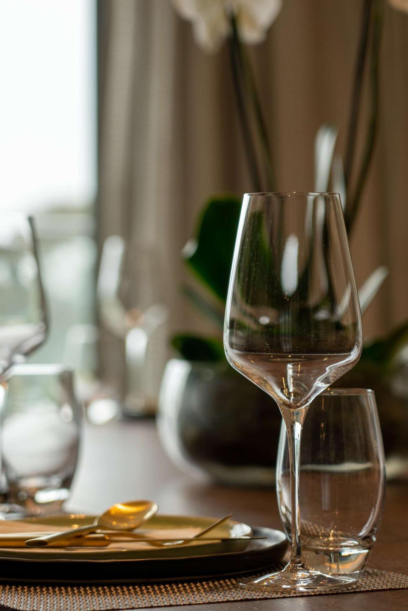 Radisson Blu Hotel & Residence Nairobi Arboretum Zewnętrze zdjęcie A wine glass