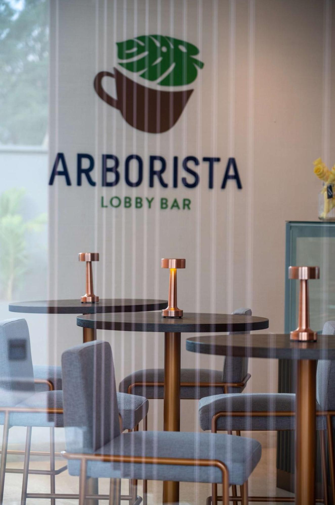 Radisson Blu Hotel & Residence Nairobi Arboretum Zewnętrze zdjęcie Arborista, the lobby bar at the hotel