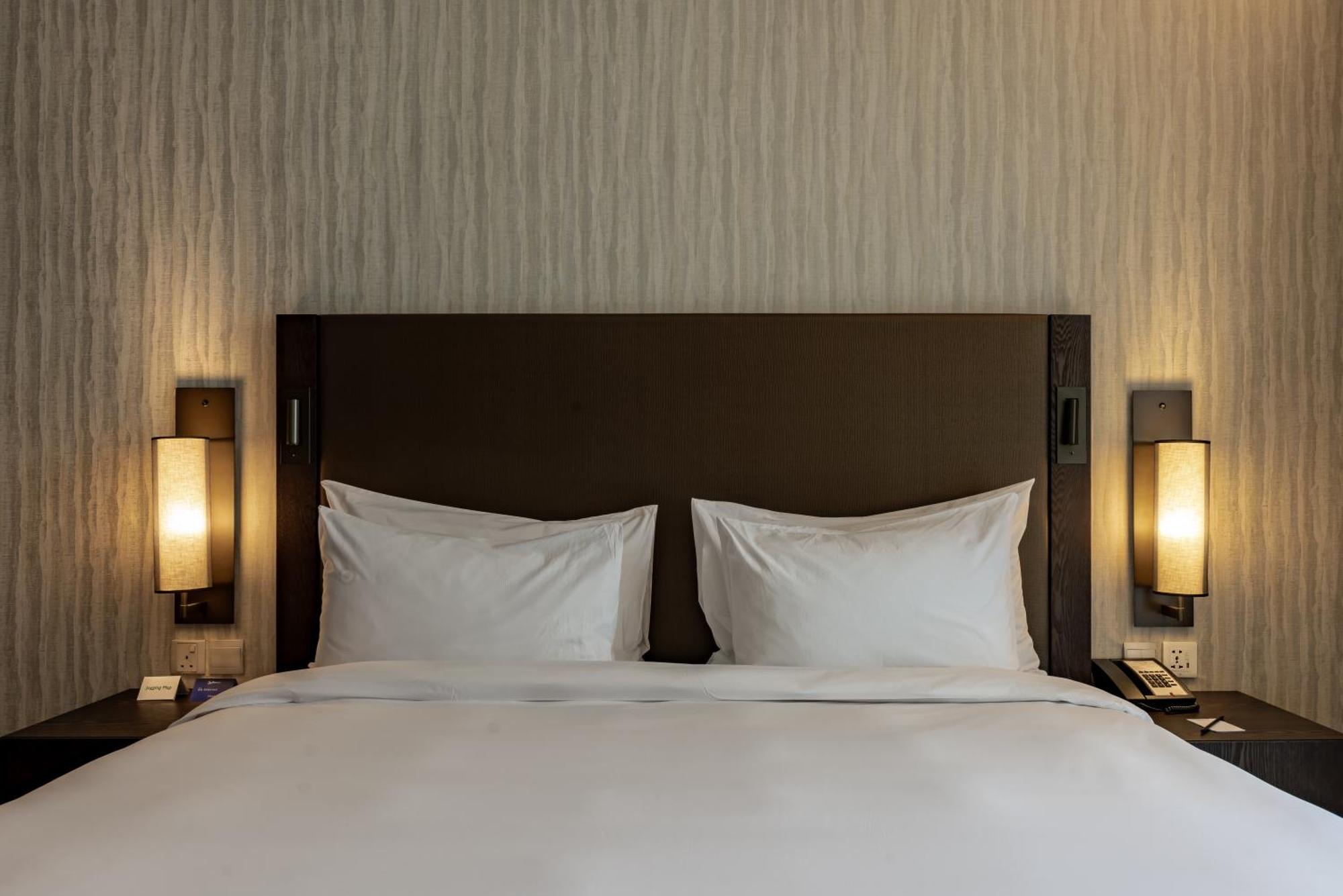 Radisson Blu Hotel & Residence Nairobi Arboretum Zewnętrze zdjęcie A bed with two pillows