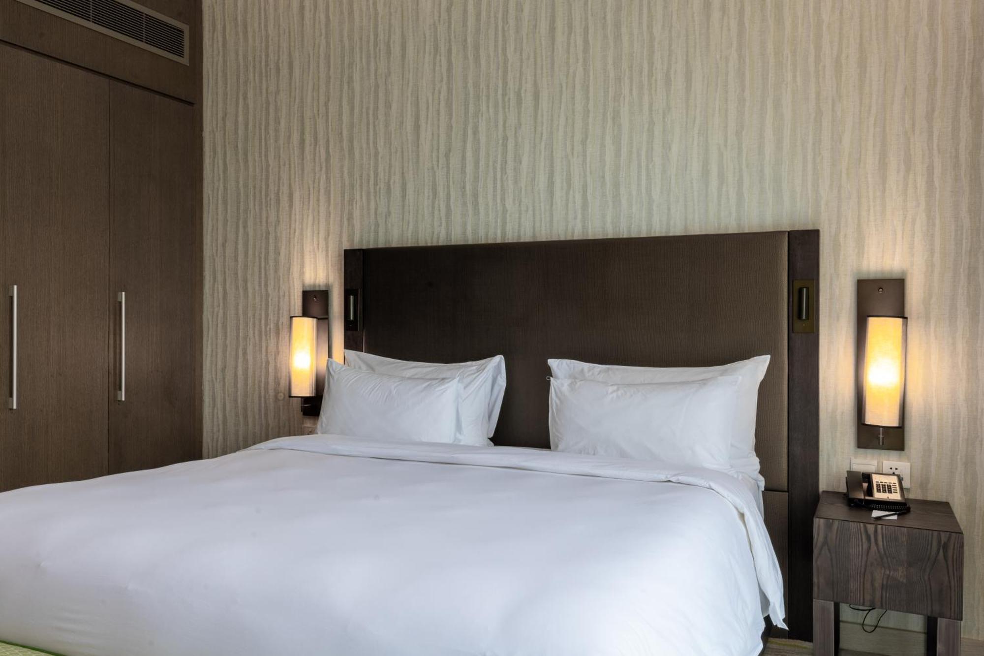 Radisson Blu Hotel & Residence Nairobi Arboretum Zewnętrze zdjęcie A bed with two pillows