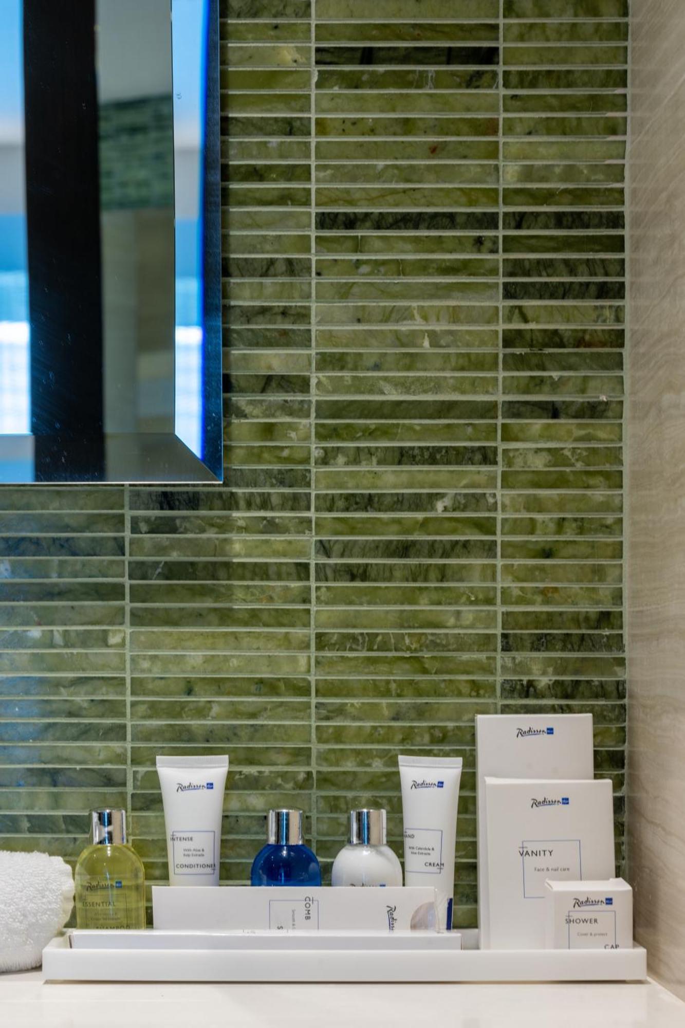 Radisson Blu Hotel & Residence Nairobi Arboretum Zewnętrze zdjęcie A wall tiled with serpentine